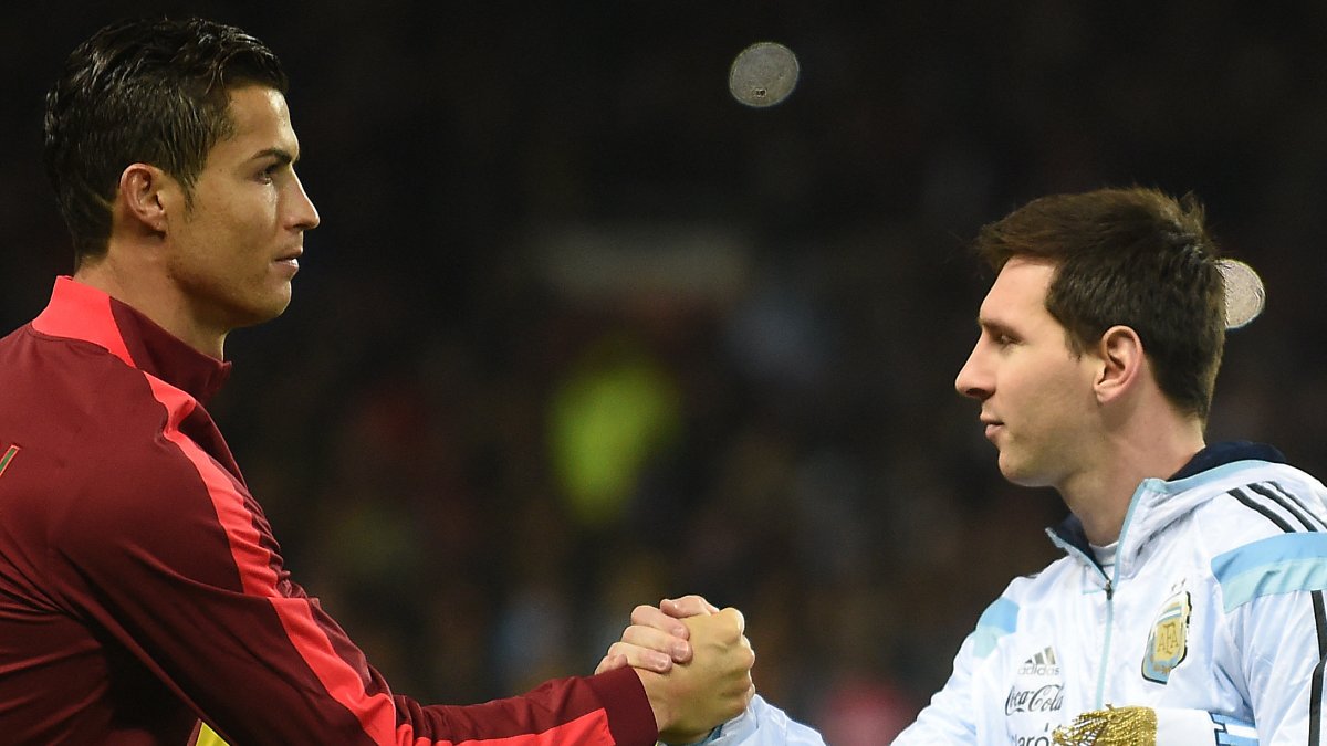 Cristiano Ronaldo y Leo Messi se saludan antes de un enfrentamiento entre Portugal y Argentina en 2014