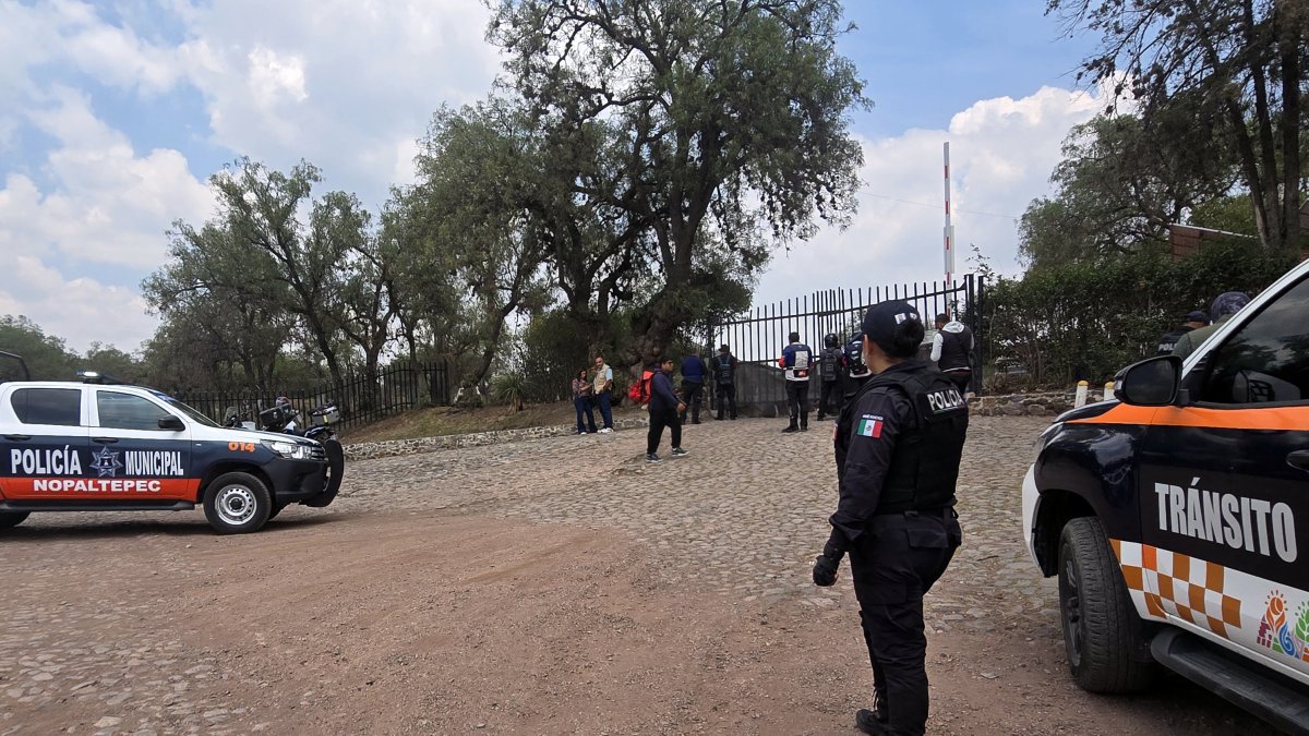 Mexican authorities at the ruins of Teotihuacan/ Valentina Alpide.