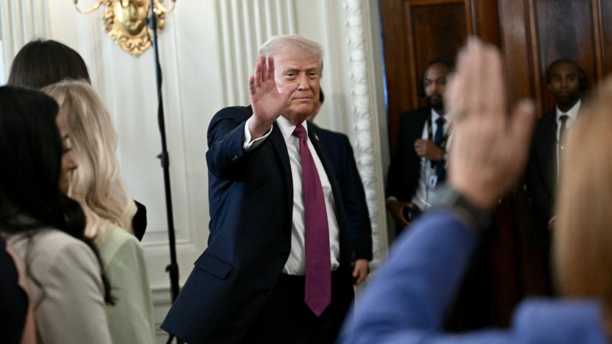 El presidente Donald Trump saluda a los atletas hoy en la Casa Blanca.