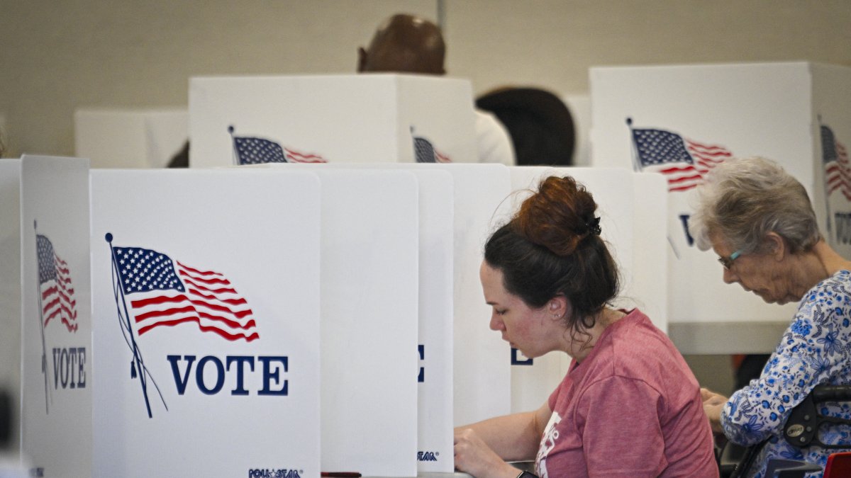 Voting center/ Miguel J. Rodriguez Carrillo.