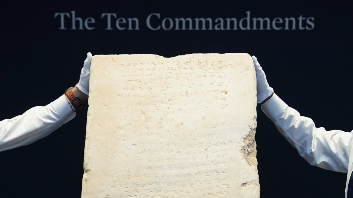 Imagen de la tablilla de piedra inscrita más antigua de los Diez Mandamientos