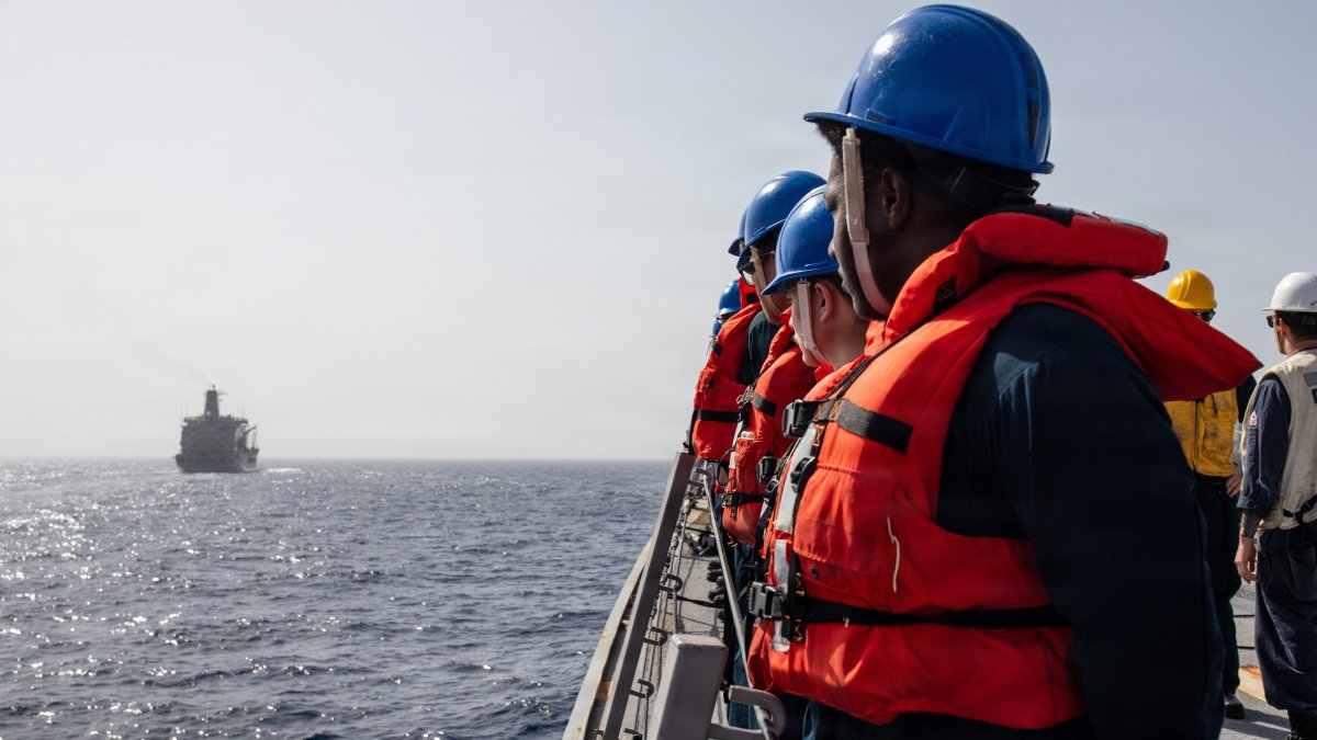 Marineros del destructor USS Mitscher,durante una operación de reabastecimiento