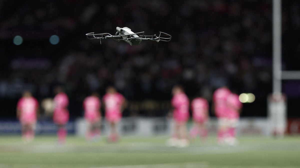Un dron sobrevuela un estadio durante un evento deportivo. Imagen de archivo