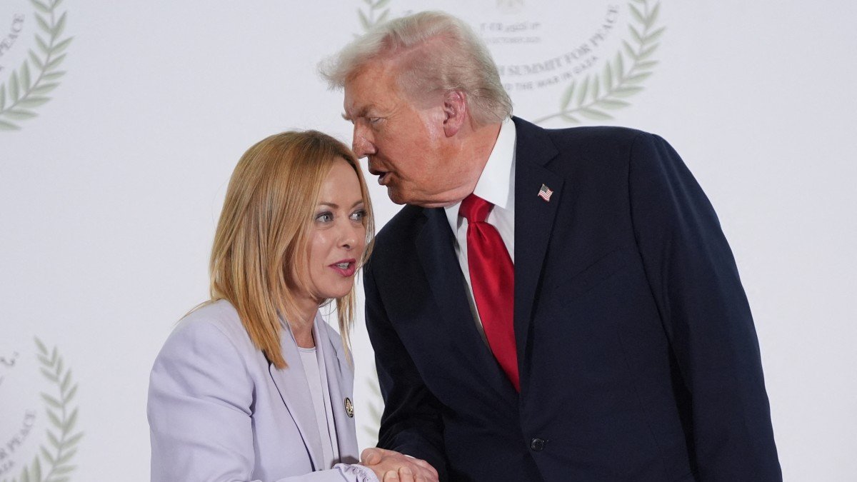 El presidente Trump dice algo al oído a la primera ministra de Italia Giorgia Meloni