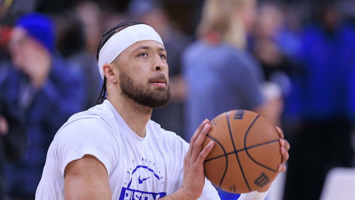 Cade Cunningham #2 de los Detroit Pistons durante el calentamiento previo a su partido