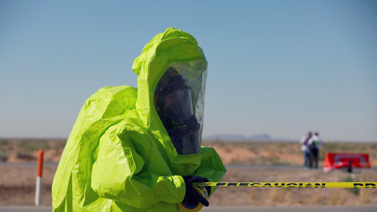 Un rescatista con traje de protección ambiental (Archivo)