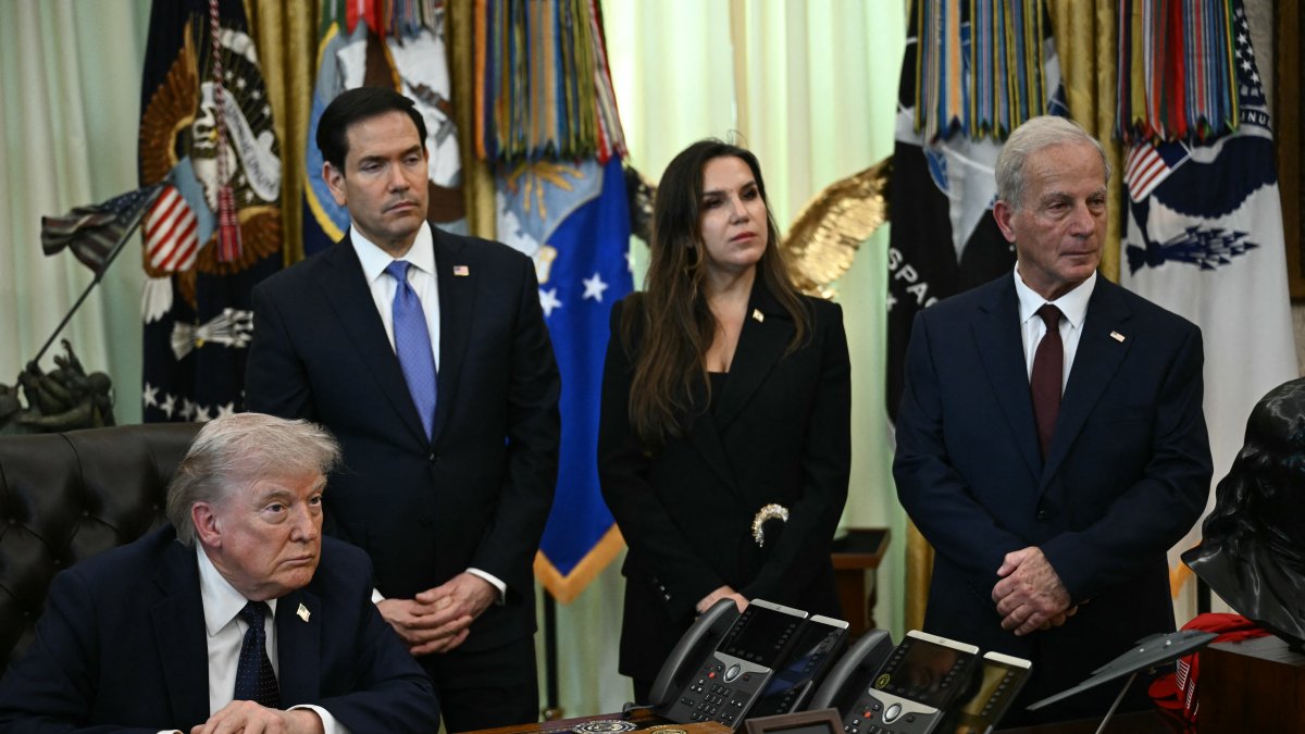 El presidente Trump y parte de su equipo escuchando a la prensa durante la reunión de hoy en la Casa Blanca.