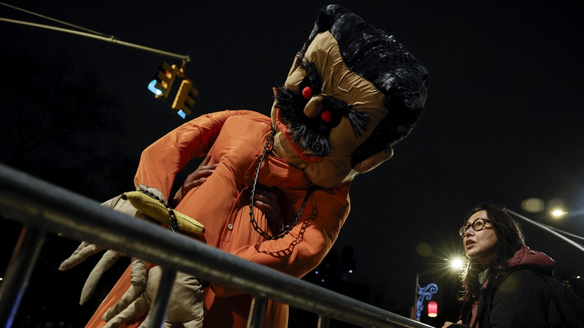 A dummy of Nicolás Maduro was displayed in front of the New York courthouse where his court appearances are taking place.