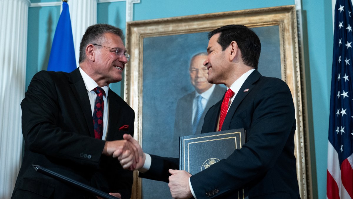 EU Trade Commissioner Maros Sefcovic and Marco Rubio after signing the critical minerals agreement.