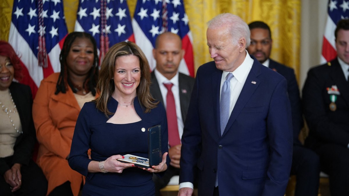 Joe Biden otorga la Medalla Presidencial de Ciudadanos a Jocelyn Benson