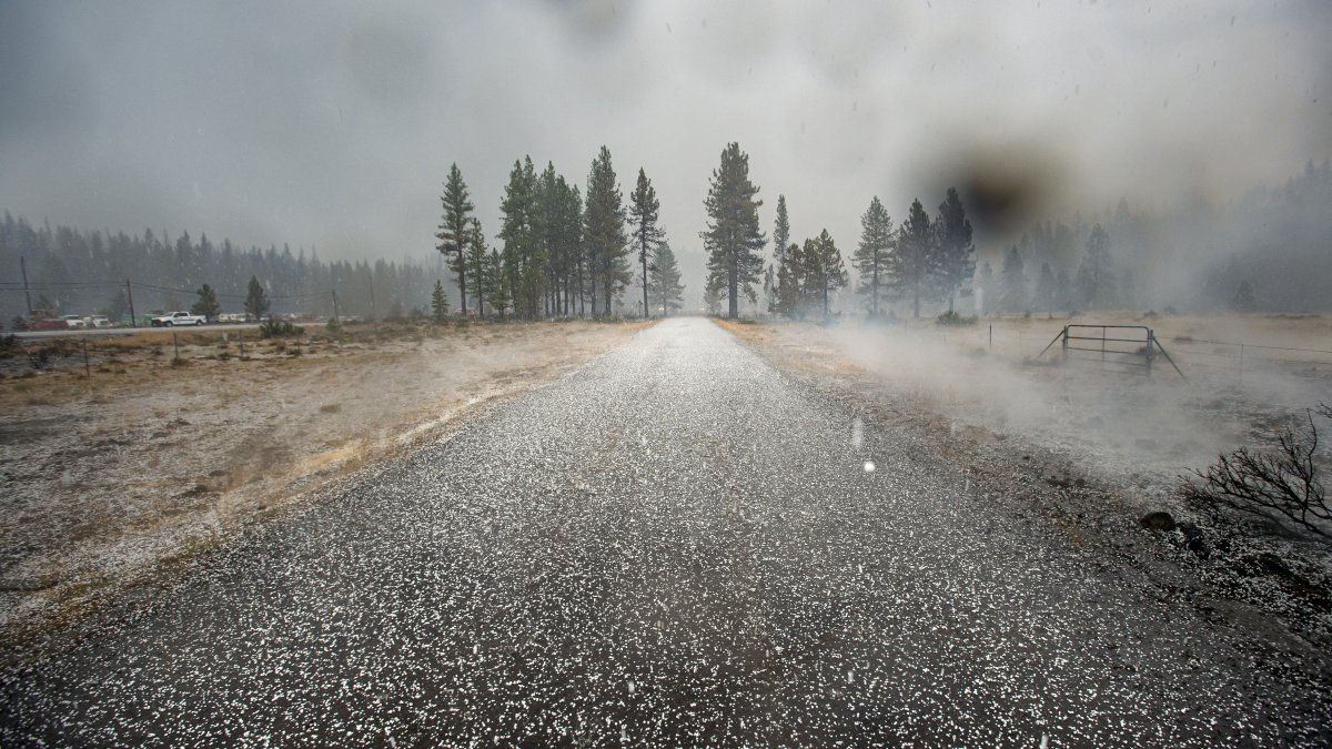 Una carretera cubierta de granizo. Imagen de archivo