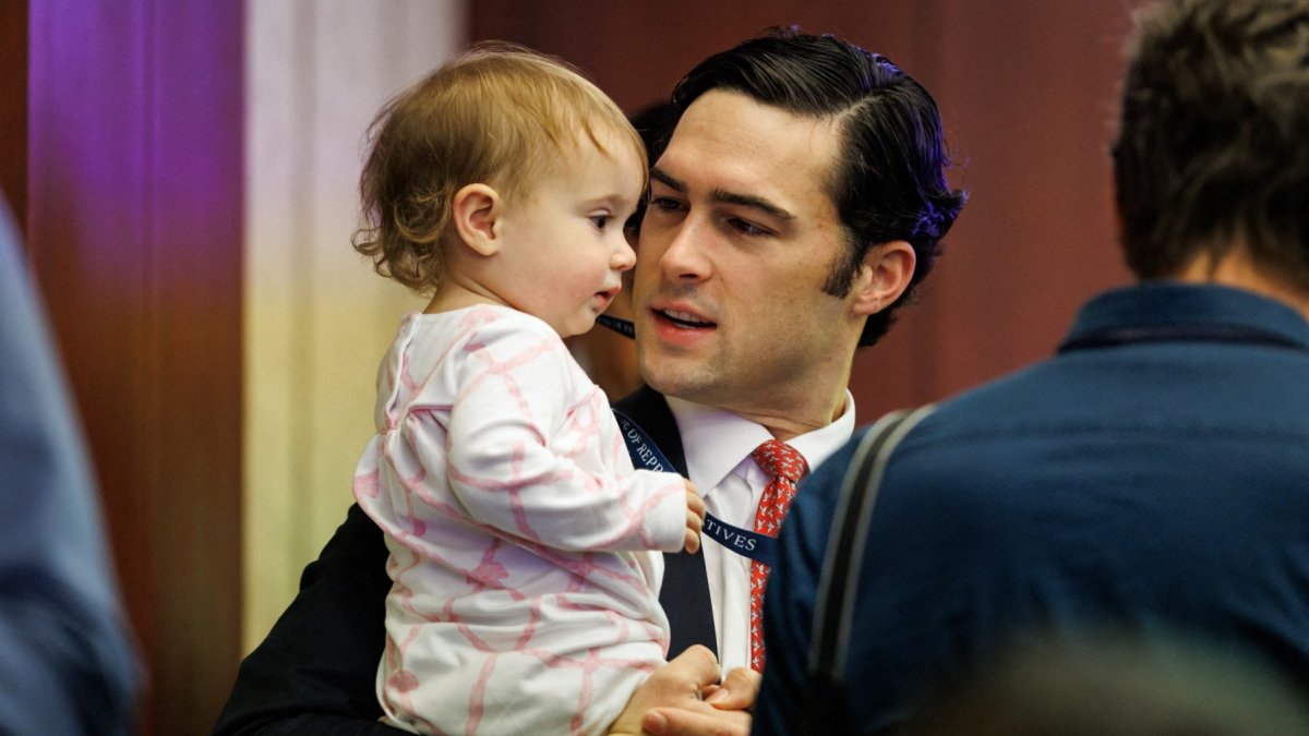 El representante Brandon Gill, republicano de Texas, sostiene a su hija de 16 meses