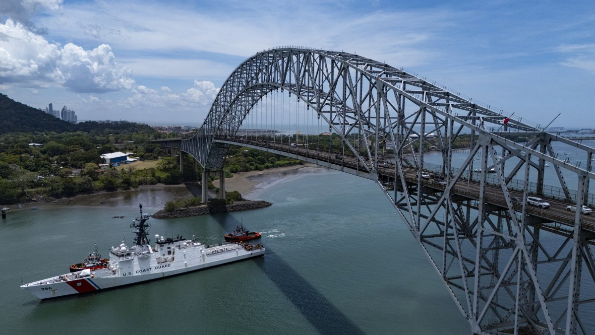 Un buque de la Guardia Costera de EEUU navega por el Canal de Panamá