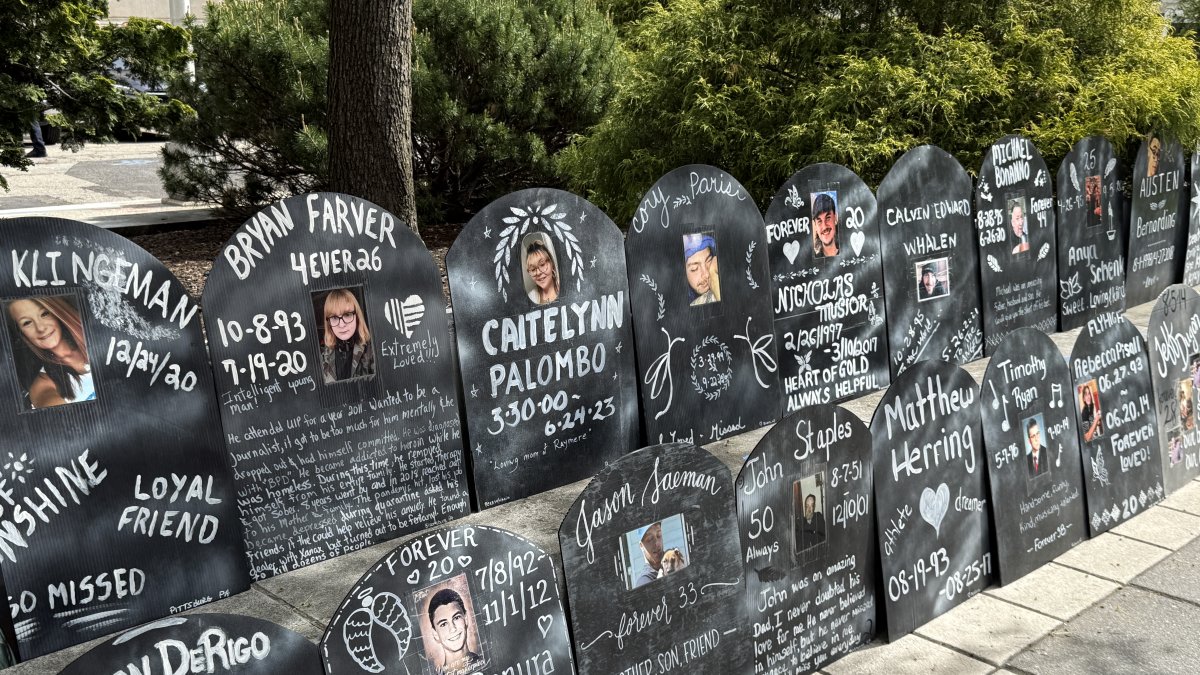 Un memorial improvisado de víctimas de sobredosis por opioides