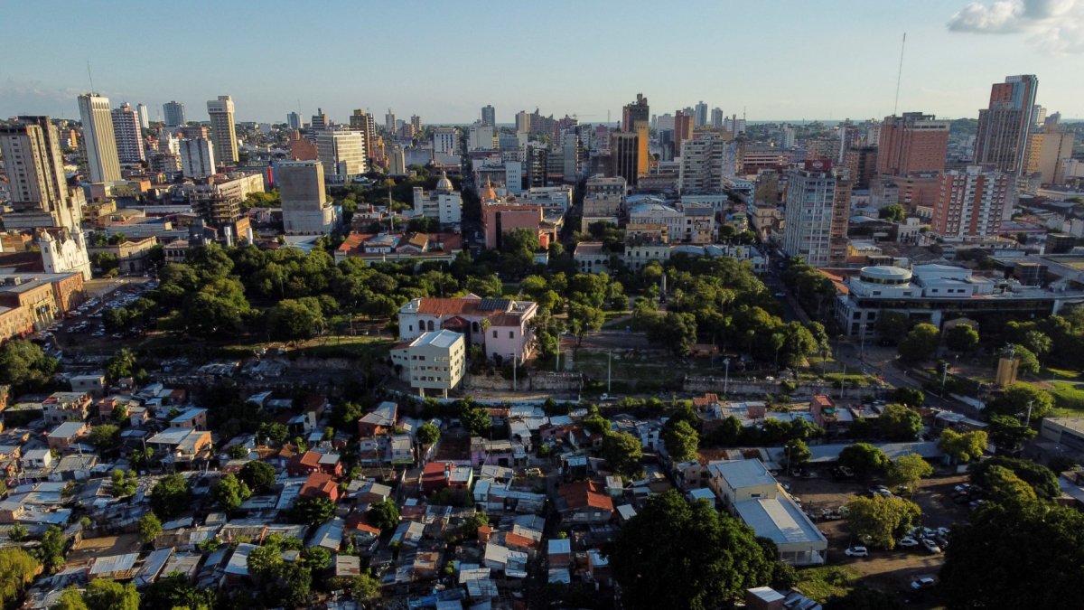 Vista del barrio Ricardo Brugada, conocido como La Chacarita. Atrás, varios edificios y zonas mas acomodadas