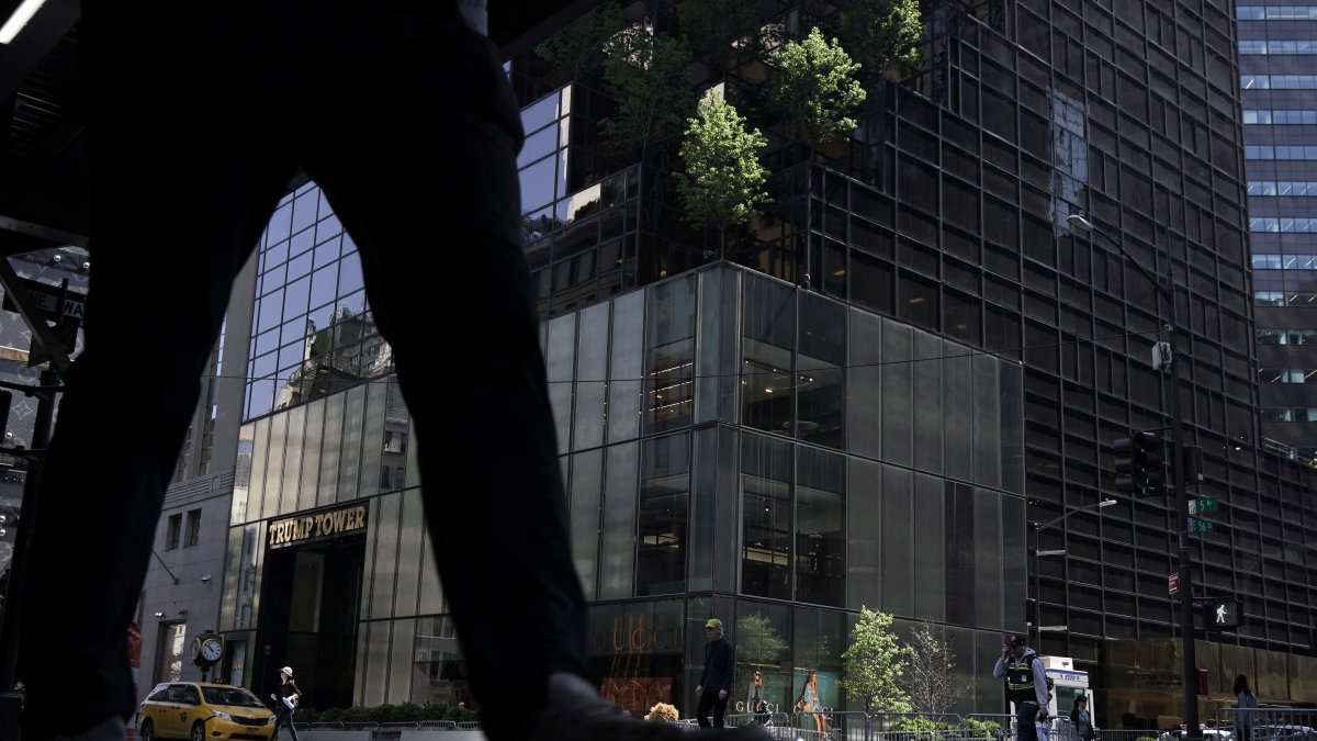 Una persona camina en Nueva York (Photo by Oliver Contreras / AFP)