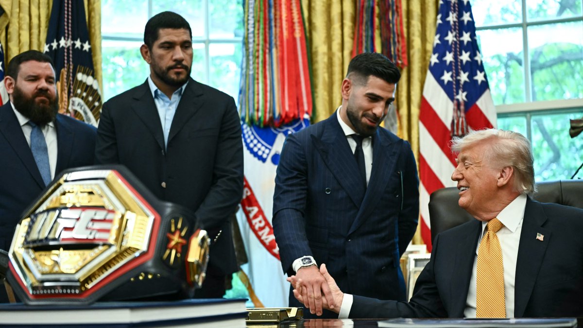 Ilia Topuria saluda al presidente Donald Trump en la Oficina Oval.