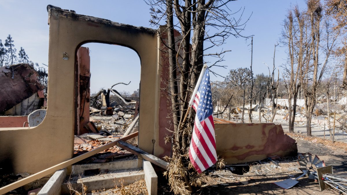 El incendio, uno de los más devastadores en la historia de California, arrasó con más de 9400 estructuras.