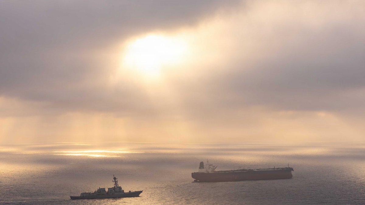 El USS Peralta, uno de los destructores atacados, durante el bloqueo