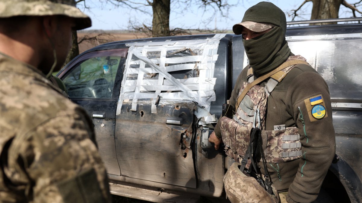 Two Ukrainian soldiers converse during the Russia-Ukraine war