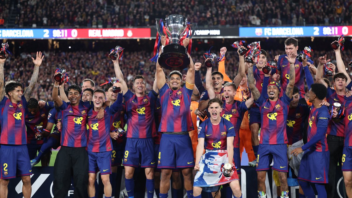 Barcelona's team celebrates winning the 2025-2026 Spanish League.