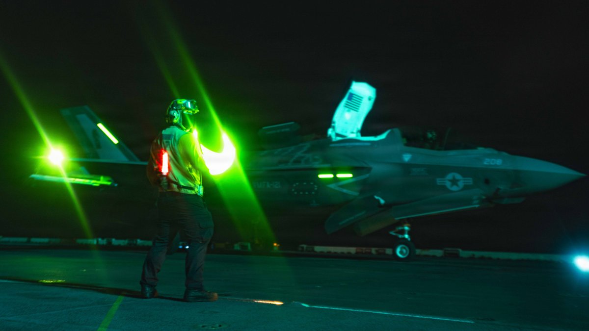 Un F-35B Lighting II se dispone a despegar del USS Tripoli en el estrecho de Ormuz