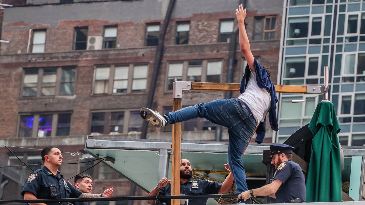 Un joven subido en una marquesina detenido por la policía de Nueva York