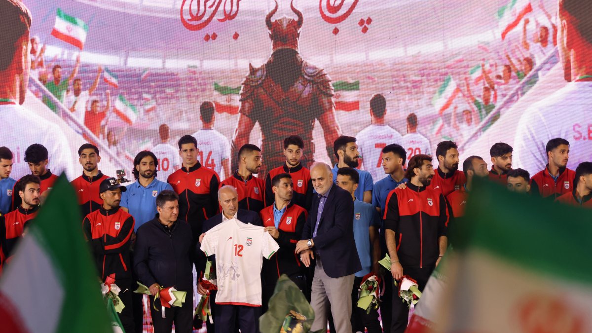 La selección nacional de fútbol de Irán en una ceremonia antes de su partida para la Copa Mundial de la FIFA 2026