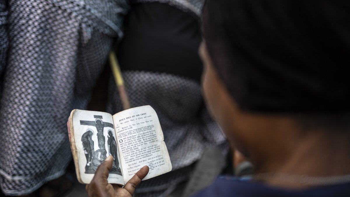 Un cristiano sostiene un libro de oraciones durante una procesión en Nigeria (Archivo)