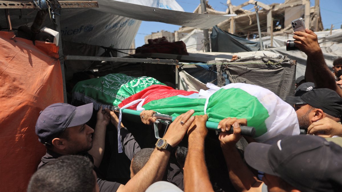 Hombres portan el cuerpo de Ezzedine Al-Haddad, el líder del brazo armado del movimiento palestino Hamás