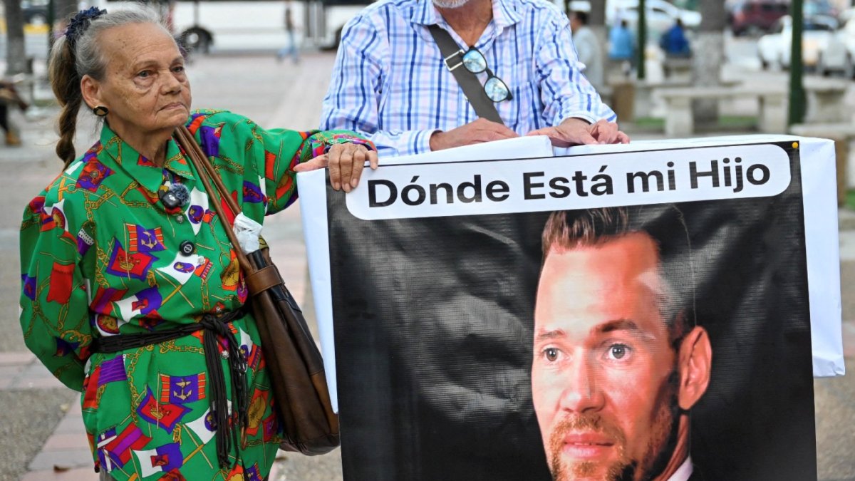Carmen Navas posa junto a una imagen de su hijo, el preso político Víctor Quero Navas