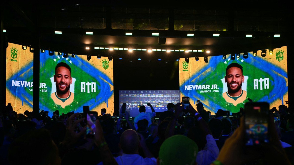 Una imagen de Neymar Jr. se proyecta durante un evento para anunciar la plantilla de Brasil