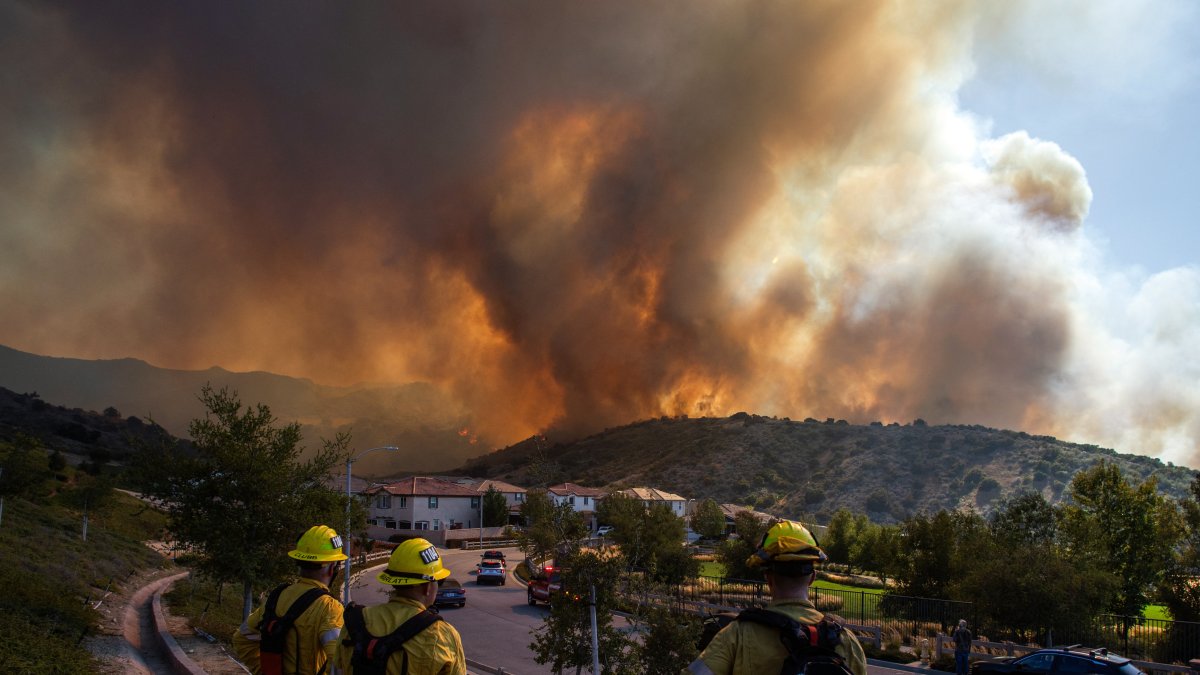 Un grupo de bomberos se prepara para combatir las llamas en California