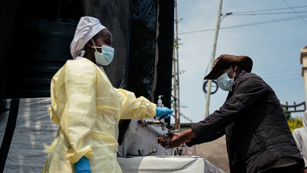 Los mecanismos sanitarios en África tratan de controlar el nuevo brote de ébola (Archivo)