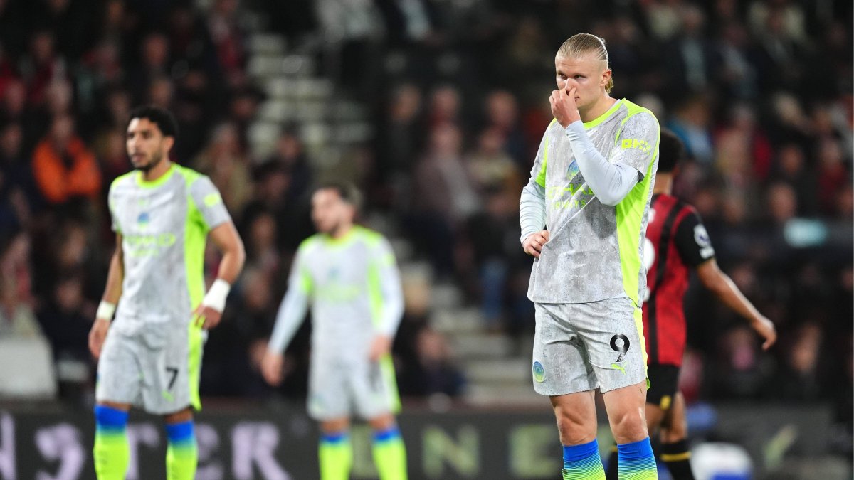 Haaland (dcha.) y otros jugadores del City, desolados tras perder la Premier League