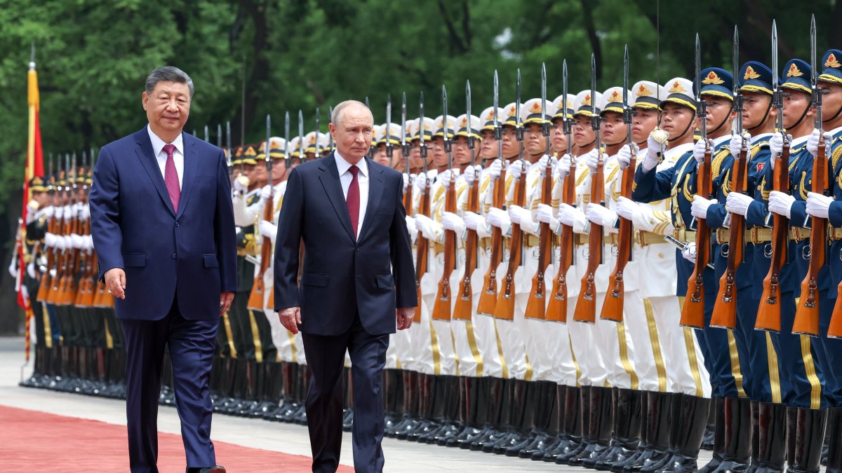 Putin y Xi pasan revista a tropas en Pekín