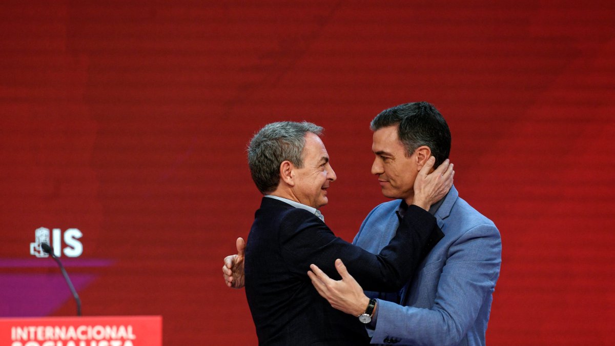 José Luis Rodríguez Zapatero and Pedro Sánchez, during an event of the Socialist International in 2022