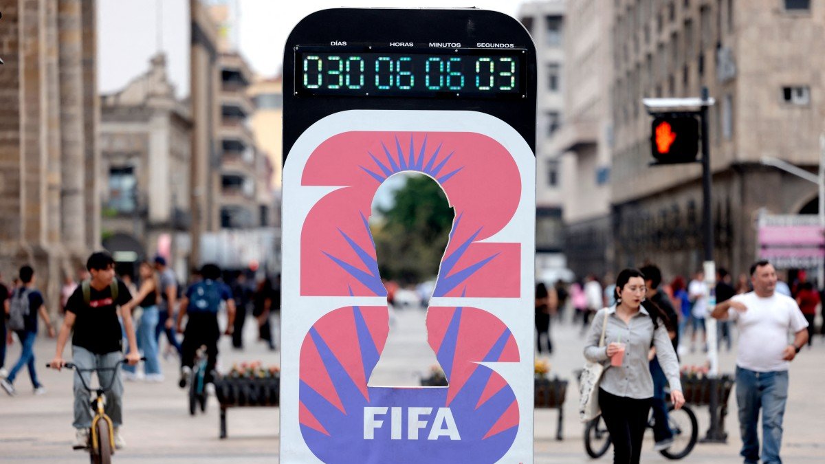 Un reloj que marca los días que faltan para la Copa Mundial, mientras turistas caminan por Guadalajara