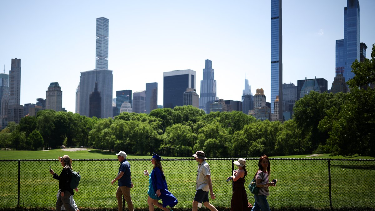 Personas pasean por Central Park en el distrito de Manhattan de la ciudad de Nueva York