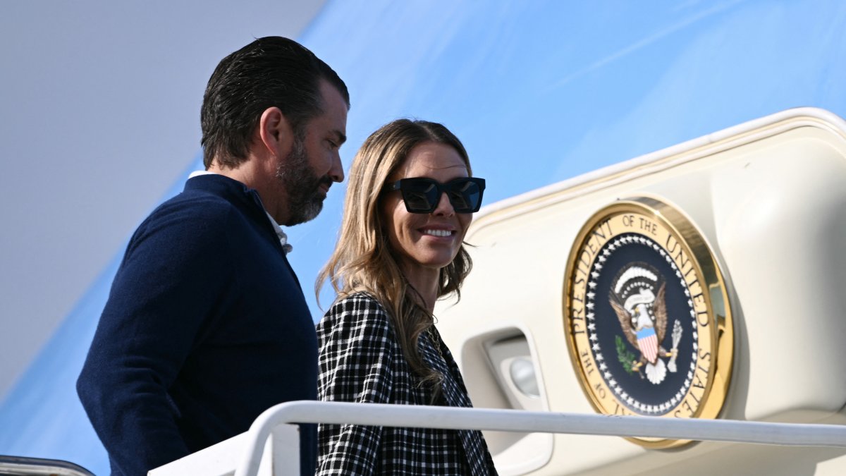 Bettina Anderson y Donald Trump Jr. entran en el Air Force One, en julio de 2025.