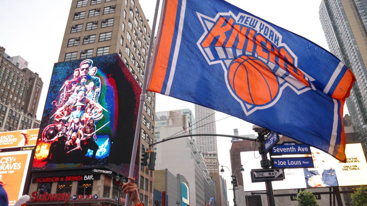 Aficionados de los New York Knicks celebrando