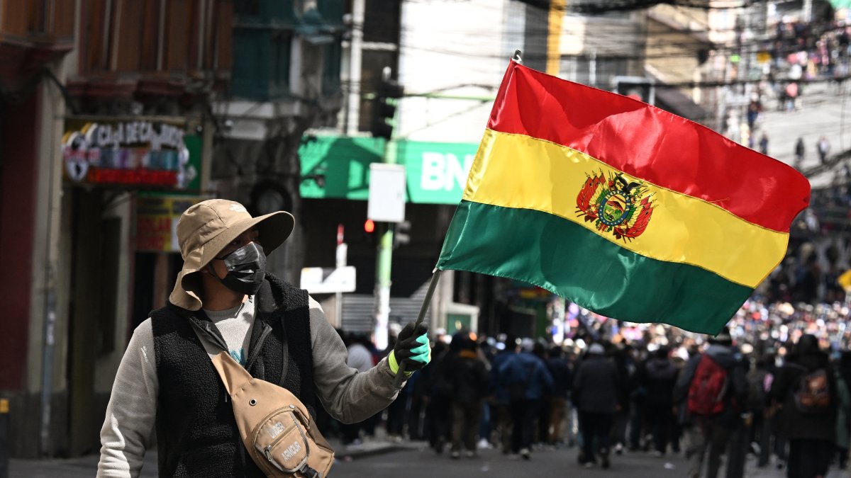 Un boliviano sostiene una bandera durante una manifestación contra el presidente Rodrigo Paz (Archivo)