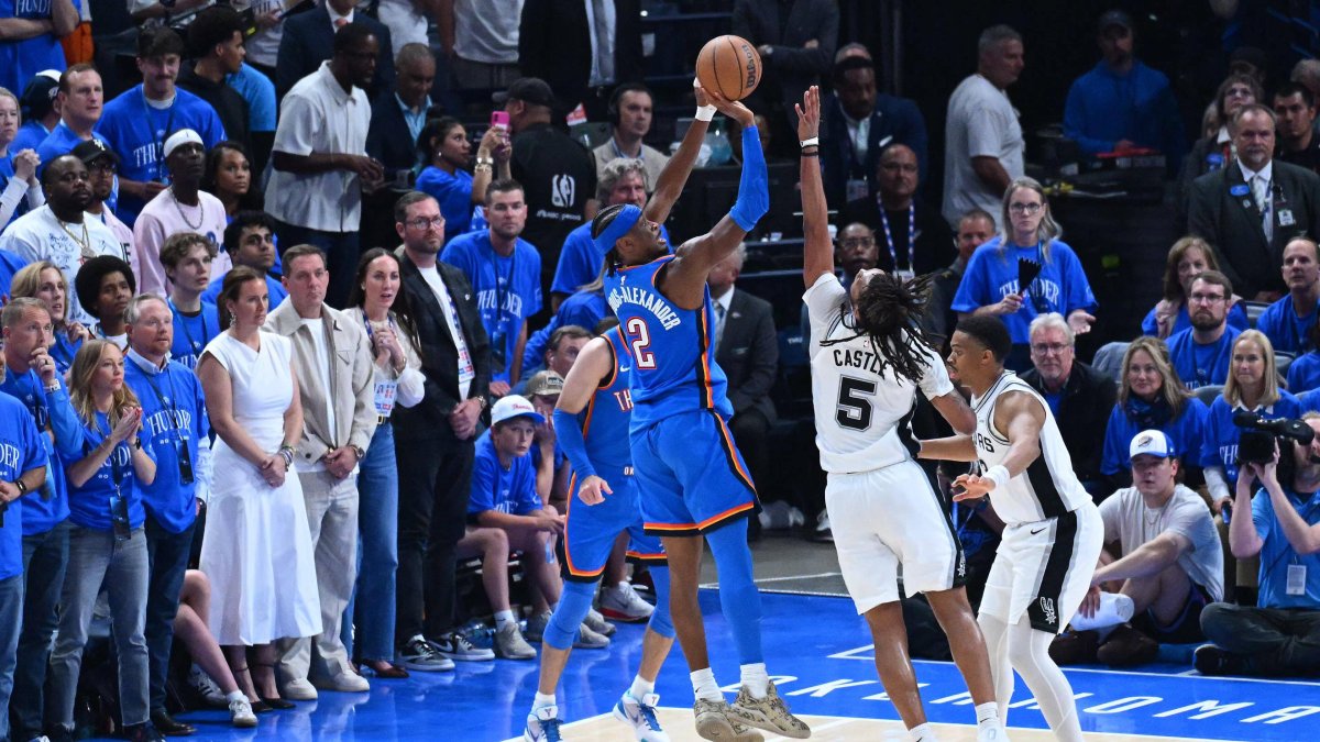Shai Gilgeous-Alexander (Thunder) encesta delante de Stephon Castle (Spurs)