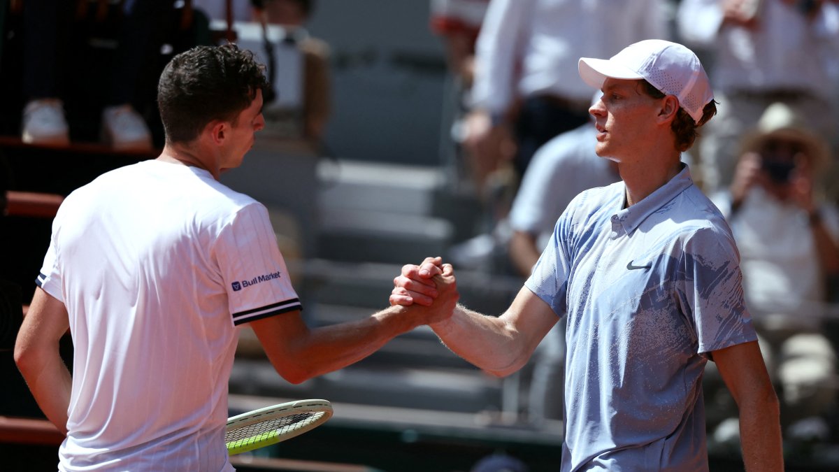 Jannik Sinner congratulates Juan Manuel Cerúndolo on his win