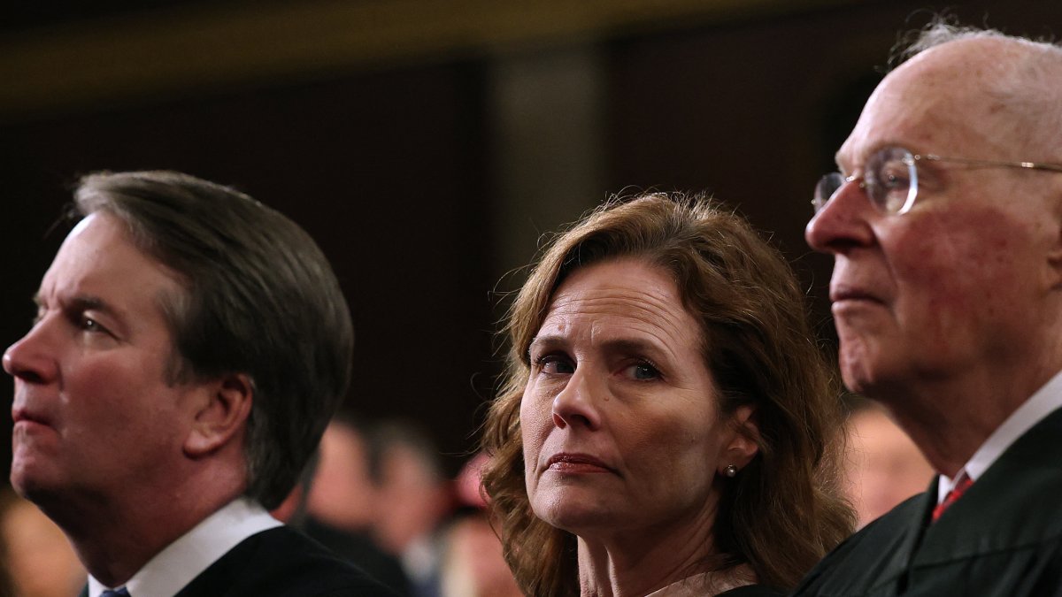 La jueza Amy Coney Barrett (al centro).