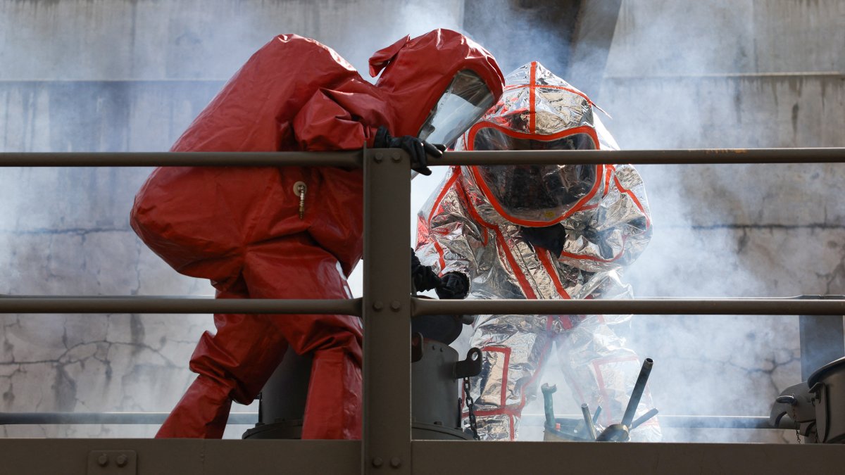 Los bomberos usan trajes de protección contra materiales peligrosos (Archivo)
