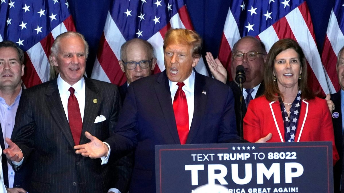 Pamela Evette (derecha) junto a Donald Trump en Carolina del Sur/ Timothy A. Clary