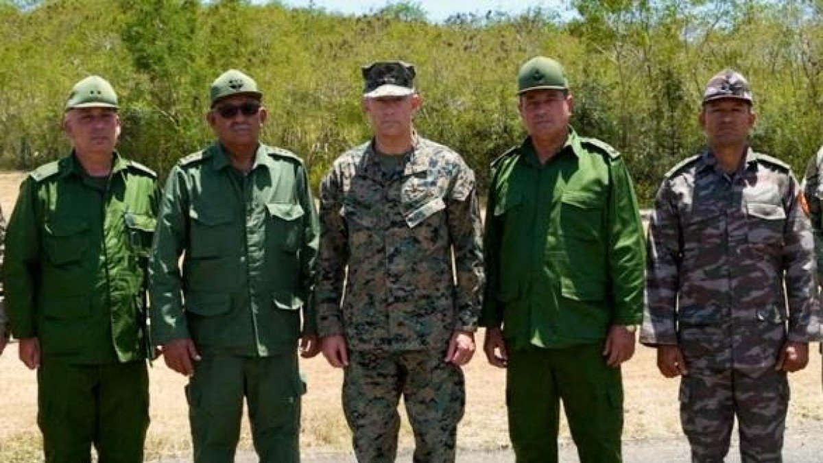 El Comandante del SOUTHCOM, General Francis L. Donovan, junto al general cubano Roberto Legra Sotolongo y otros oficiales militares cubanos, durante su reunión de hoy en el perímetro de Guantánamo.