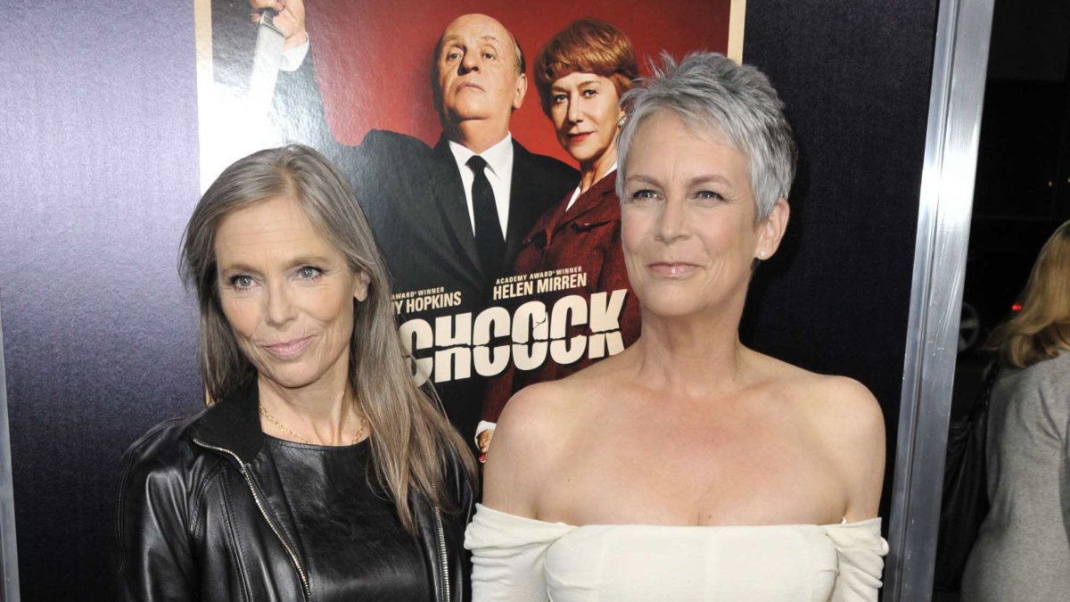 Jamie Lee Curtis and Kelly Curtis on their arrival at the HITCHCOCK premiere.