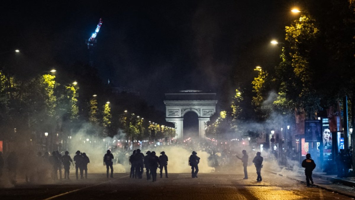 Clashes between PSG fans and Republican Security Police officers